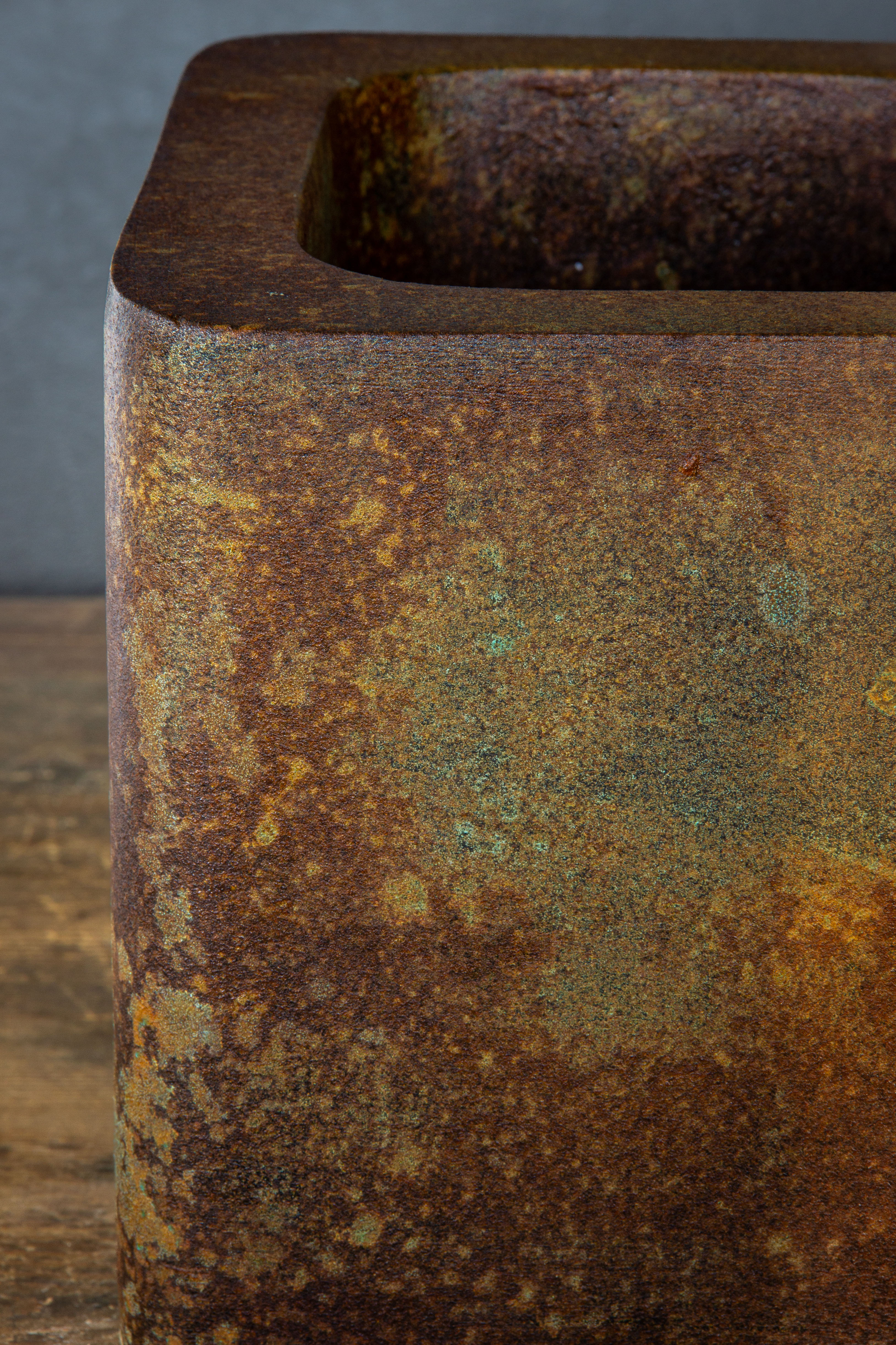 Kwadratowa osłonka z efektem kortenu i zielonkawą patyną, w stylu industrialnym, ręcznie wykonana